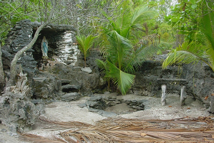 Grotte de Lourdes de Tukuhora, Anaa Tuamotu © Tahiti Heritage