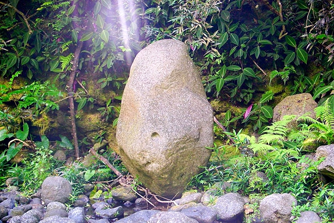 La pierre de la sculpture de Tahiri vahine dans la vallée de la Naohata en 2005