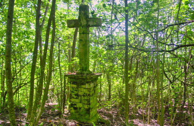 Croix de l'ancien cimetière de Taravai, Gambier. © Tahiti Heritage