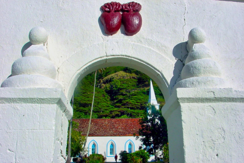 Détail du portail de Taravai. Gambier. Photo Olivier Babin 2004