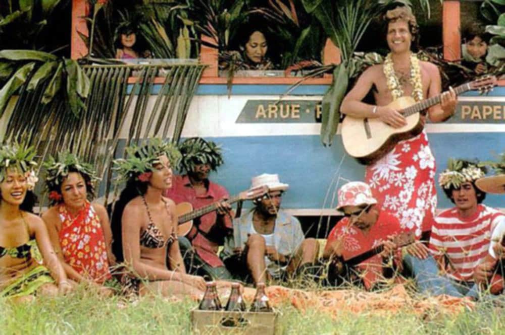 Le chanteur Joe Dassin à Tahiti