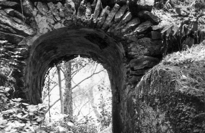 Sentier Teruakeika et arc de triomphe de Kirimiro, à Mangareva © Tahiti Heritage