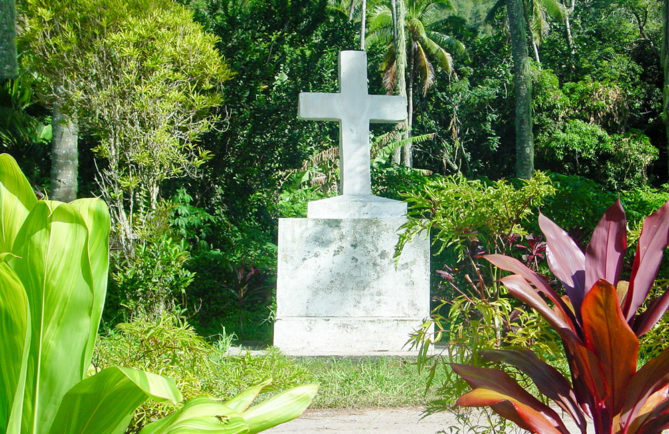 Croix du père Ferrier à Taku, Mangareva © Tahiti Heritage