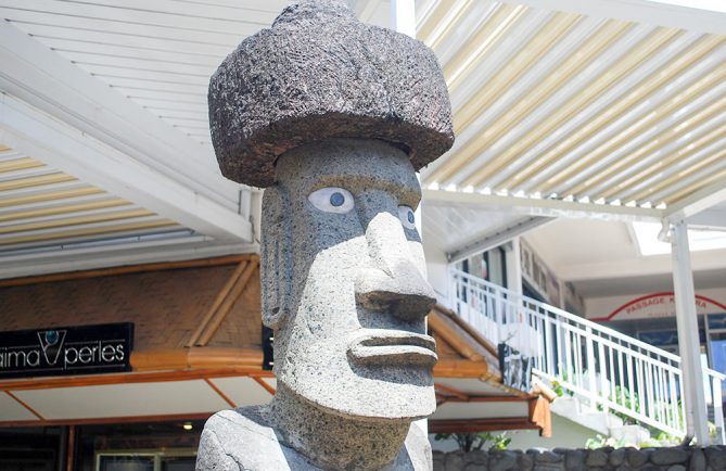 Moai de la Lan Chile au centre vaima à papeete