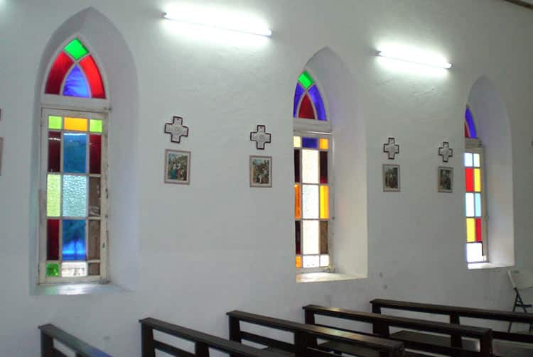 Intérieur de l'église Saint-Anne de Vahitahi. 