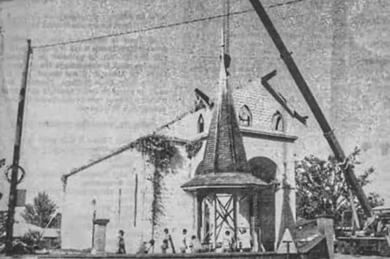 Descente du clocher du temple de Papara, le 11 septembre 1993 Temple de Papara, le 11 septembre 1993