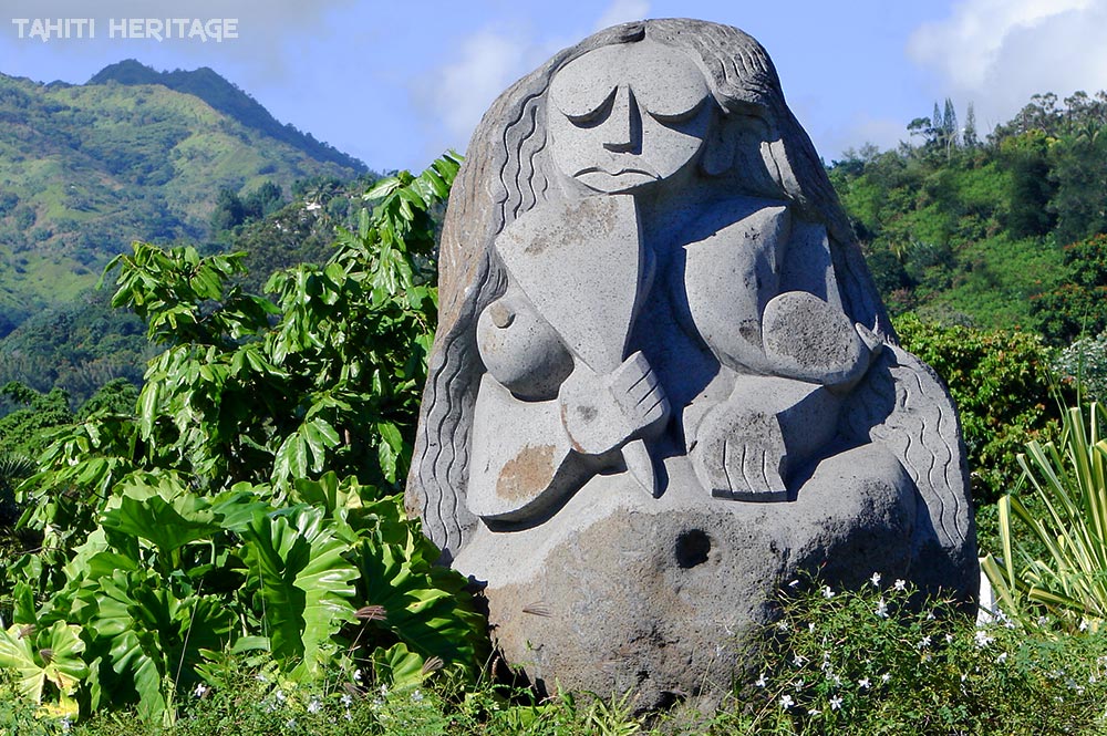 Statue de Tahiri vahine, à Pirae, Tahiti © Tahiti Heritage / Olivier Babin