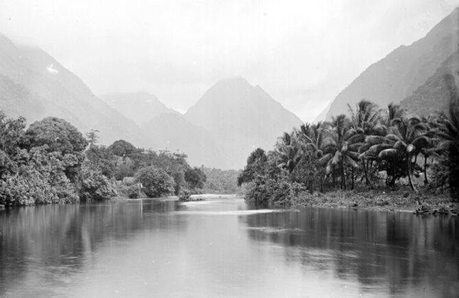 La rivière de Tautira en 1899 . Photo Henry Lemasson