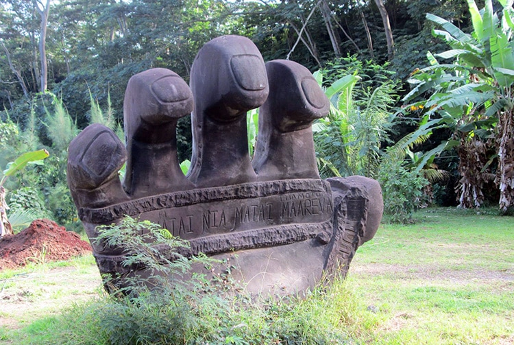 Sculpture Tefana i te rima vea vea, sur les hauteurs de Faa'a Tahiti en 2000
