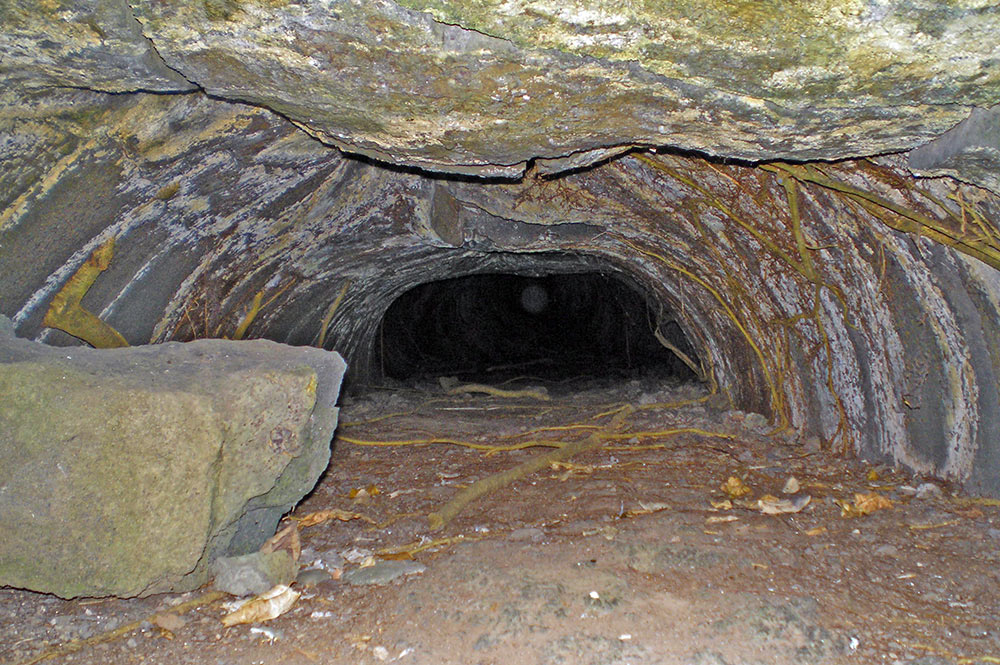 Intérieur de la grotte de monoihere à Mahina © Tahiti Heritage