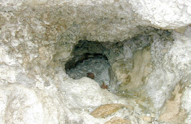 Grotte de la piste à Niau