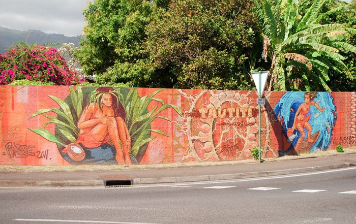 Fresque de la légende de tautiti, rue Gadiot à Pirae. © Tahiti Heritage