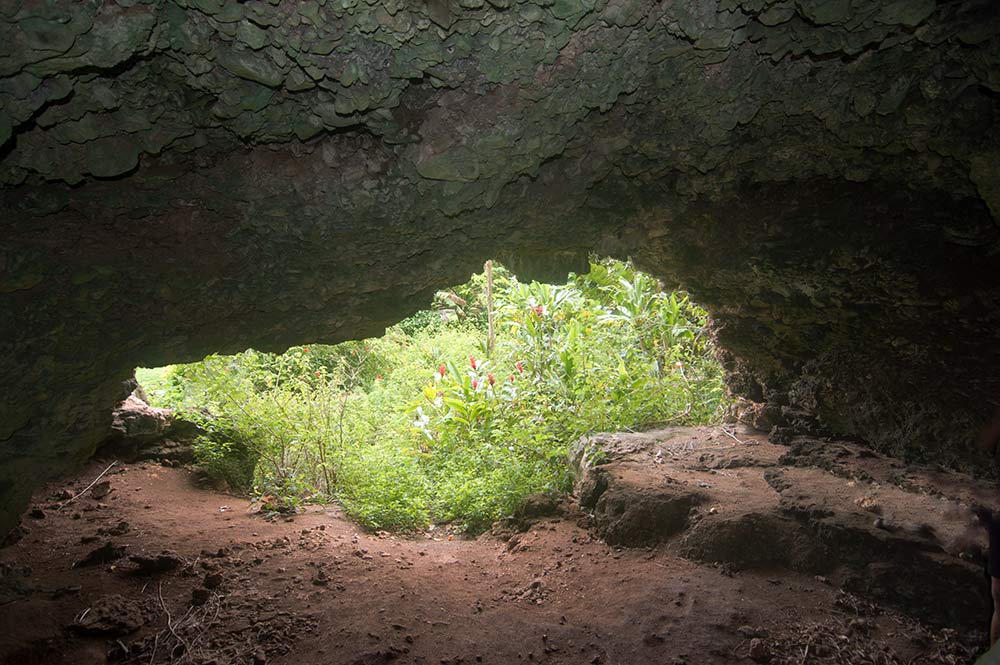 Vue depuis l'intérieur de la grotte Tupumai, Rurutu