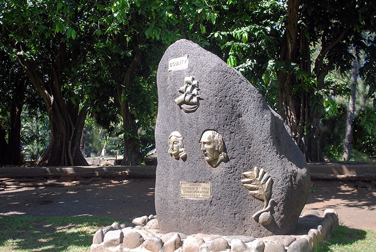 Stèle en mémoire de la Bounty, pointe Vénus à Mahina, Tahiti