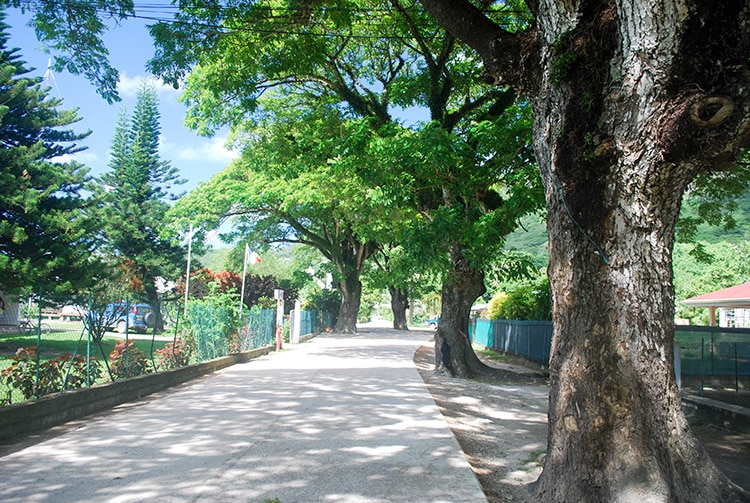 La rue principale de Rikitea en 2011. île de Mangareva, Gambier.