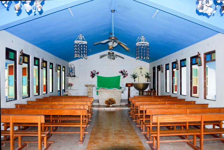 Intérieur de l'église Marie-Immaculée, Reine des nations de Paparara, Aratika © Tahiti Heritage