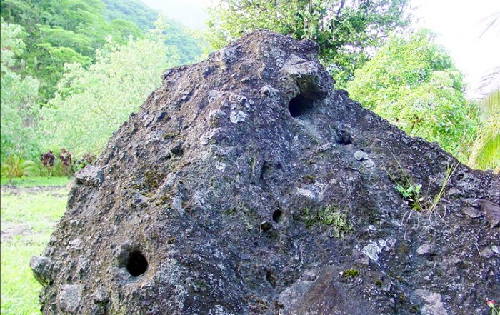 Ofai pahu, pierre tambour de Fare hape, vallée de la Papenoo.