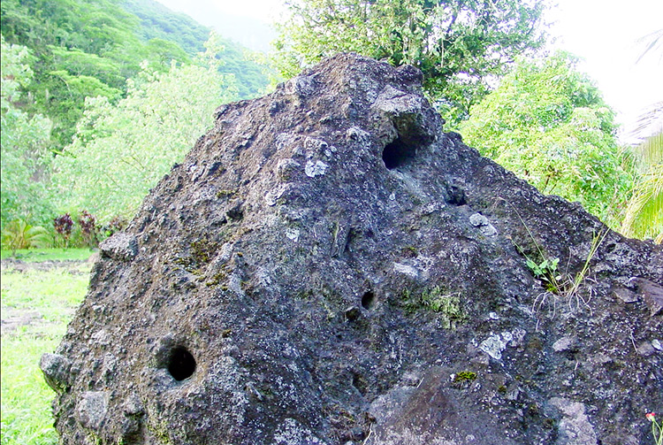 Ofai pahu, pierre tambour de Fare hape, vallée de la Papenoo.
