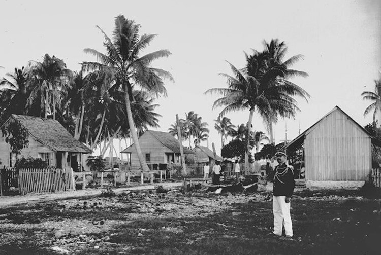 Le village d'Avatoru à Rangiroa en 1898. Photo Lemasson