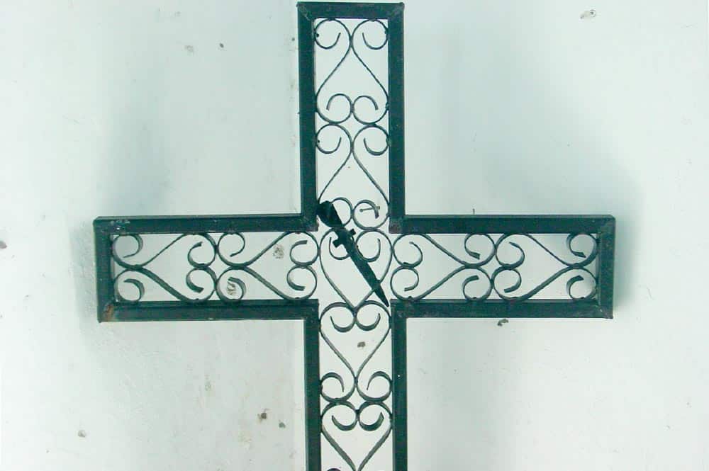 Croix de l'église Maria No Te Mauiui de Putuahara à Anaa, Tamotu