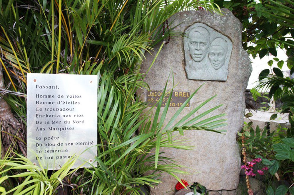 Tombe de Jacques Brel, cimetière d'Atuona, Hiva Oa. Photo Bruno Lupan