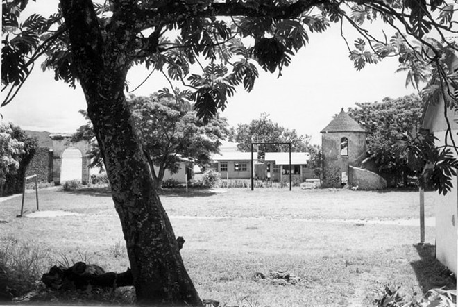 Le terrain de foot et la tour du roi en 1965, Rikitea, Mangareva