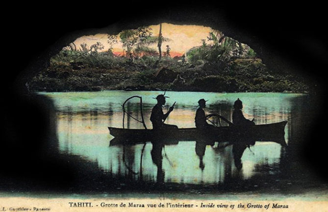 En barque dans la gotte de Maraa, à Paea, Tahiti. Carte colorée Lucien Gauthier
