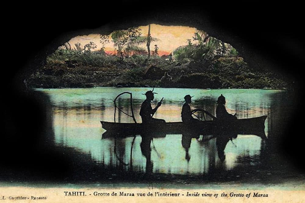 En barque dans la gotte de Maraa, à Paea, Tahiti. Carte colorée Lucien Gauthier