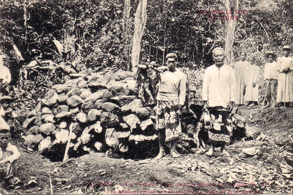 La préparation du four, Umu ti, à Huahine. Photo Itchner