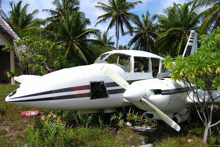 Epave d'avion sur l'ancien piste d'aviation de l'atoll de Arutua. Photo Mermoz