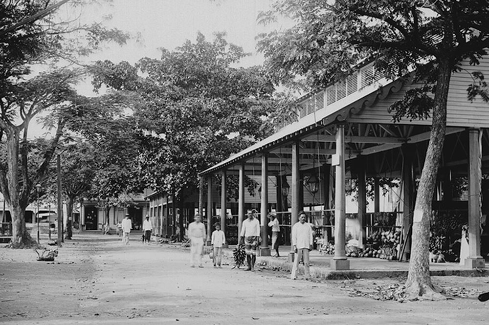 La place du marché de Papeete en 1897. Photo Henri Lemasson