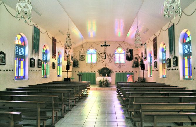 Intérieur de l'église de Tatakoto, Tuamotu