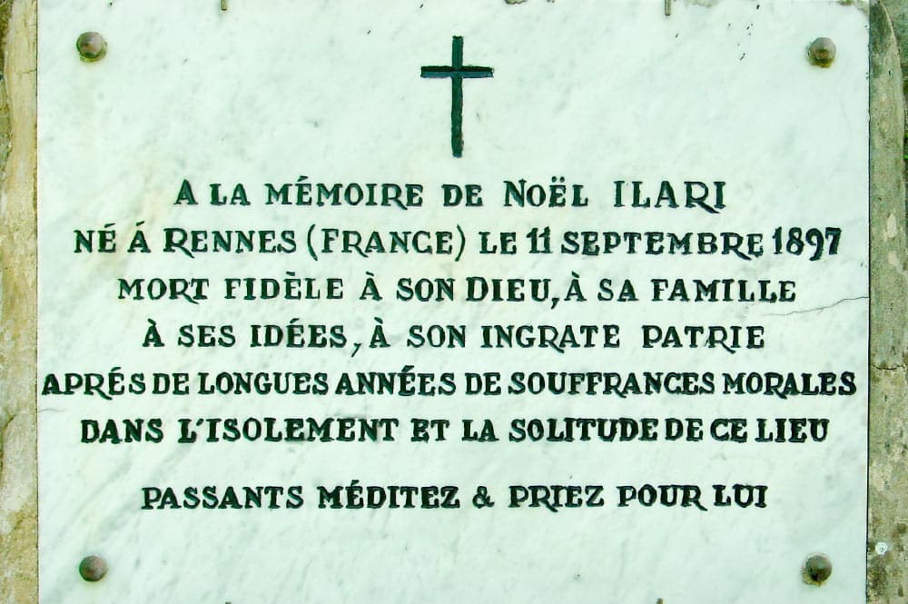 Monument funéraire de Noël Ilari à Tubuai