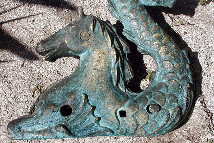Hippocampe en bronze, vestige d'une épave de Mangareva. © Tahiti Heritage