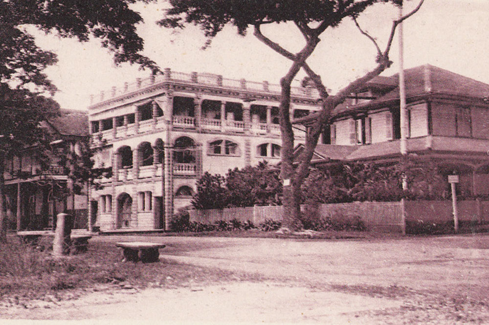 L'Hôtel Stuart et à droite le consulat américain à Papeete.