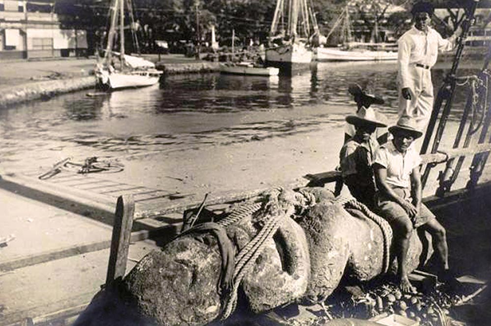 Débarquement à Papeete des tiki de Raivavae en janvier 1934 - L'illustation