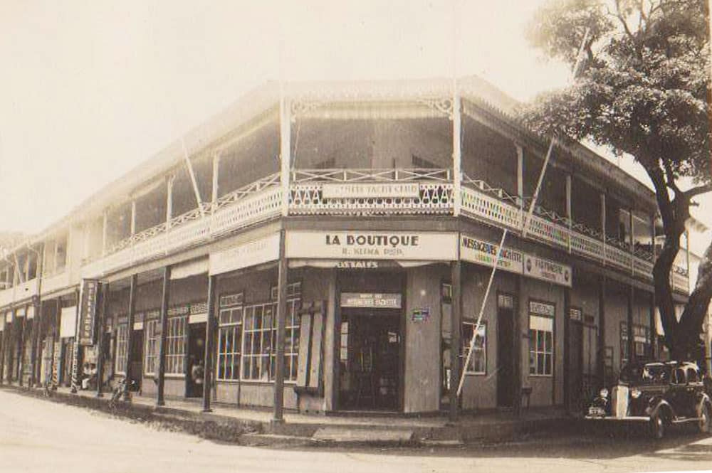La librairie Klima vers 1936 au coin de la rue Gauguin et du front de mer à Papeete