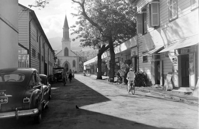La rue Jeanne d'arc à Papeete en 1952. Photo Whites Aviation