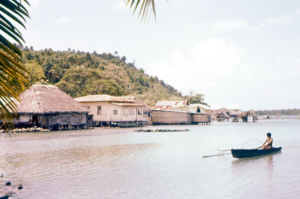 Village de Maeva à Huahine en 1958, vue du lac.