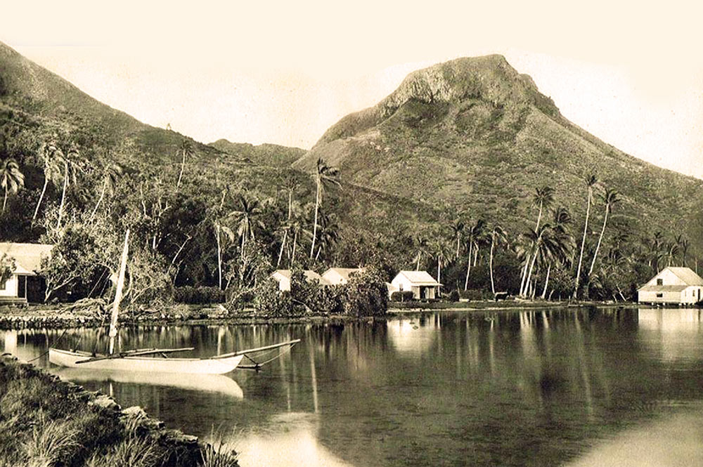 Le village d’Uturoa et le mont Tapioi vers 1930