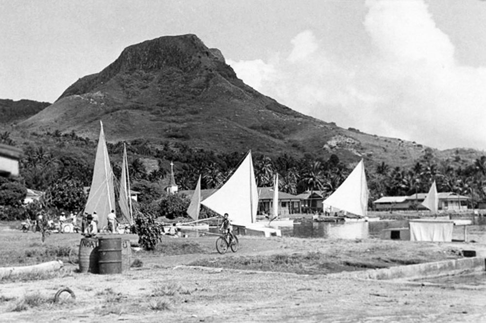Les pirogues à voiles de Tahaa venant à Uturoa, les jours de marché, vers 1960.