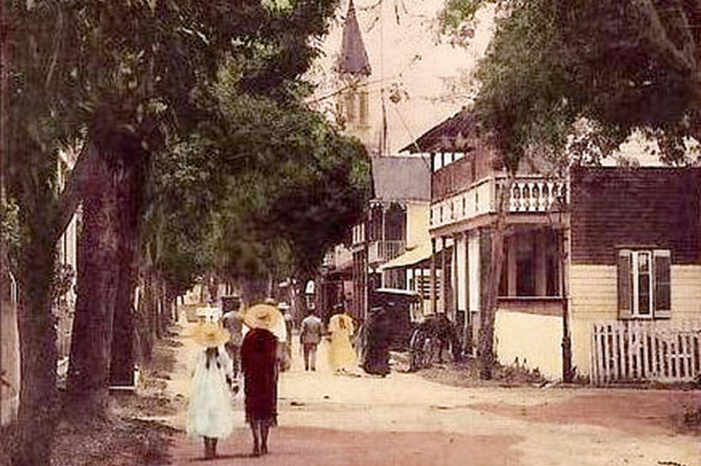 Vers 1900, la vue de Rivoli à Papeete, vue depuis la place de la cathédrale. Photo Geoges Spitz