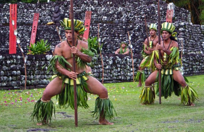 Guerriers Marae Arahurahu de Paea. Photo Yan