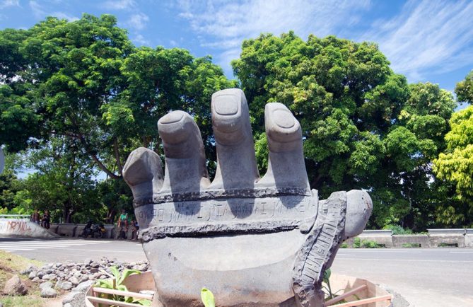 La sculpture Tefana aux mains brûlantes de Faa'a © Tahiti Heritage